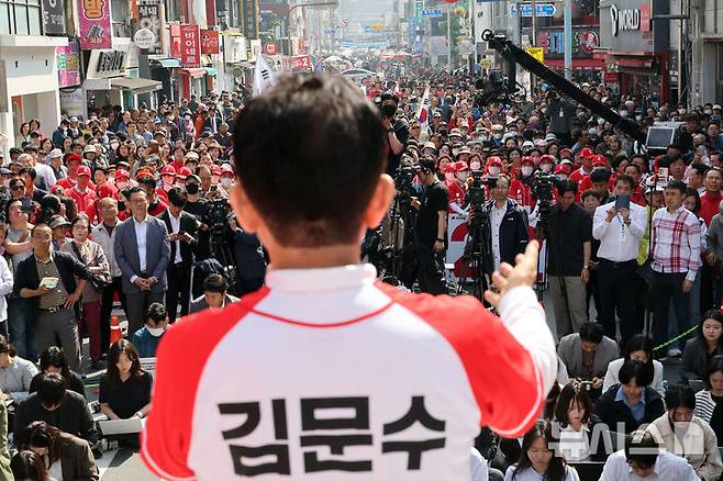[진주=뉴시스] 고승민 기자 = 김문수 국민의힘 대선 후보가 14일 경남 진주광미사거리에서 유세를 하고 있다. (공동취재) 2025.05.14. photo@newsis.com