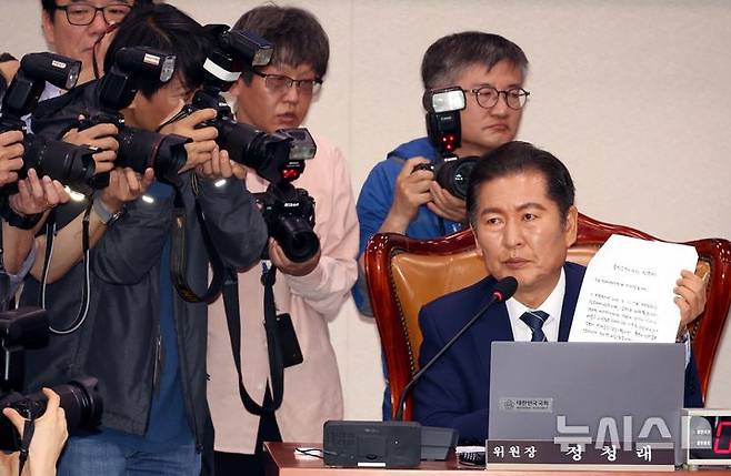 [서울=뉴시스] 조성봉 기자 = 정청래 국회 법사위원장이 14일 오전 서울 여의도 국회 법제사법위원회에서 열린 조희대 대법원장 등 사법부의 대선개입 의혹 진상규명 청문회에서 조희대 대법원장 등 대법관들의 불출석 사유서를 공개하고 있다. 2025.05.14. suncho21@newsis.com