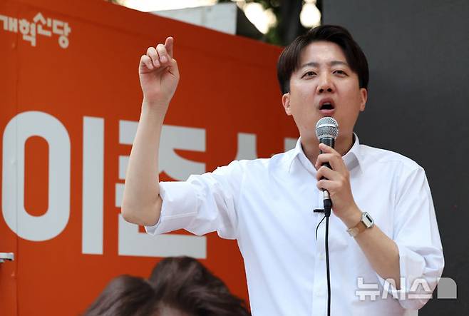 [대구=뉴시스] 이무열 기자 = 이준석 개혁신당 대선 후보가 13일 대구 중구 2.28기념중앙공원에서 열린 집중유세에서 지지를 호소하고 있다. 2025.05.13. lmy@newsis.com