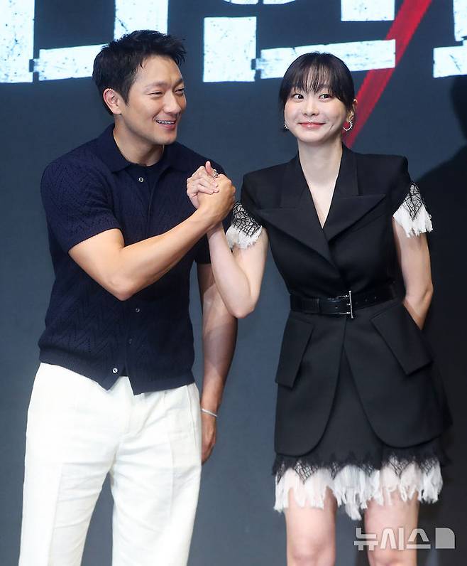 [서울=뉴시스] 김혜진 기자 = 배우 손석구(왼쪽), 김다미가 14일 오전 서울 종로구 JW메리어트 동대문에서 열린 디즈니+ 오리지널 시리즈 '나인 퍼즐' 제작발표회에서 포즈를 취하고 있다. 2025.05.14. jini@newsis.com