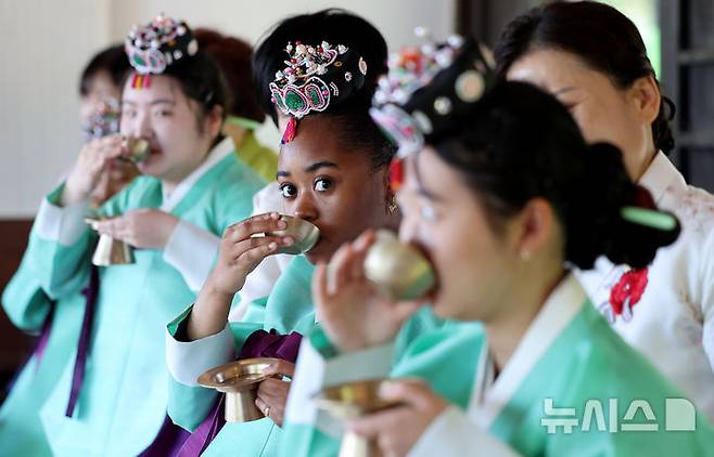 [경산=뉴시스] 이무열 기자 = 성년의 날을 앞둔 14일 경북 경산시 영남대학교 민속촌 구계서원에서 열린 관례·계례 행사에서 외국인 유학생들이 한국 전통 성년식을 치르고 있다. 2025.05.14. lmy@newsis.com