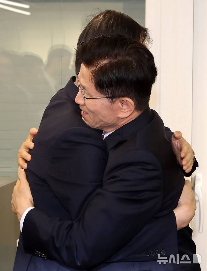 [서울=뉴시스] 권창회 기자 = 김문수 국민의힘 대선 후보가 11일 오전 서울 여의도 국민의힘 당사 내 대통령 후보실에서 한덕수 전 국무총리와 회동하며 포옹하고 있다. (공동취재) 2025.05.11. photo@newsis.com