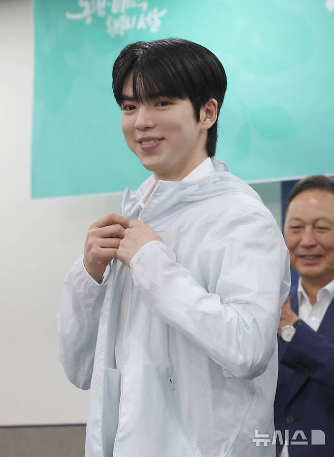 [서울=뉴시스] 김금보 기자 = 피겨스케이팅 차준환이 14일 서울 중구 서울시청에서 열린 서울시청 피겨팀 입단식에서 유니폼을 입고 있다. 2025.05.14. kgb@newsis.com