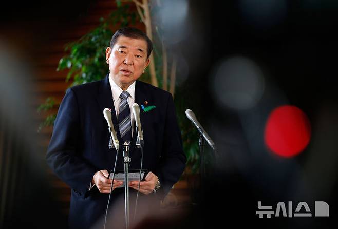 [도쿄=AP/뉴시스] 일본 정부가 경제안보, 사이버 안보 강화를 위해 싱크탱크를 창설하고 관련 인력을 늘리는 등 힘을 쏟고 있다. 사진은 지난달 17일 일본 도쿄 총리 관저에서이시바 시게루 일본 총리가 기자들에게 발언하는 모습. 2025.05.14.