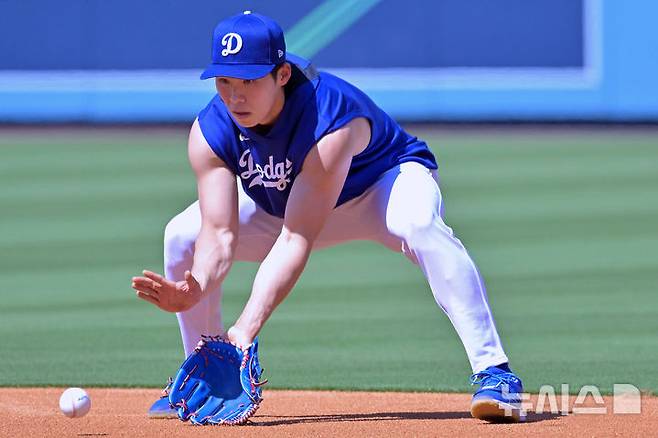 [로스앤젤레스=AP/뉴시스] LA 다저스의 김혜성이 13일(현지 시간) 미 캘리포니아주 로스앤젤레스의 다저스타디움에서 열리는 2025 메이저리그 오클랜드 애슬레틱스와의 경기에 앞서 수비 훈련을 하며 몸을 풀고 있다. 2025.05.14.