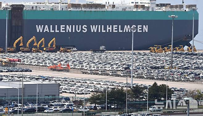 [평택=뉴시스] 13일(현지 시간) 콕스 오토모티브의 켈리 블루북 자료에 따르면 4월 신차 평균 거래 가격은 전월 대비 2.5% 상승했다고 워싱턴포스트가 보도했다. 이는 지난 10년간 4월 평균 상승률인 1.1%를 크게 웃도는 수치다. 사진은 경기 평택항 자동차 전용부두에 선적을 기다리는 수출용 차량이 세워져 있는 모습. 2025.05.14.