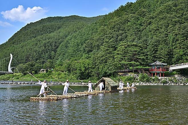 정선 아오라지에서 열린 뗏목 시연.(사진=정선군 제공) *재판매 및 DB 금지