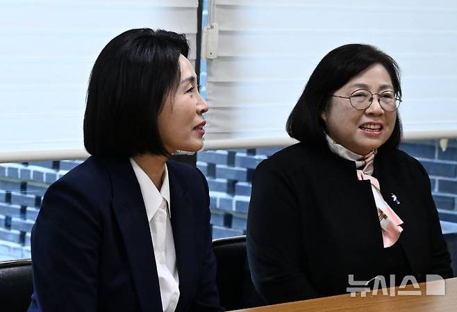 [광주=뉴시스] 김혜인 기자 = 이재명 더불어민주당 대선 후보의 부인 김혜경 여사가 14일 오후 광주 남구 오월어머니집을 찾아 오월어머니들과 인사하고 있다. 2025.05.14.hyein0342@newsis.com