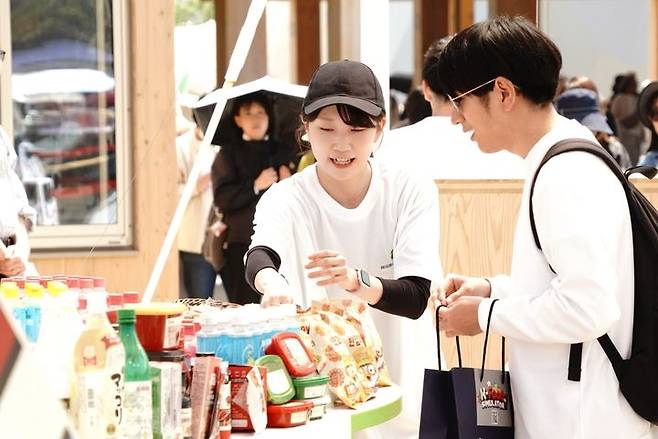 [세종=뉴시스] 농림축산식품부는 지난 13일 일본 오사카에서 열린 '2025 오사카 엑스포' 행사장(WASSE)에서 'K-푸드 소비자 체험·홍보행사'를 열었다. 사진은 이날 일본 현지인들을 대상으로 소비자 체험 행사가 진행되고 있는 모습. (사진=농식품부 제공) 2025.05.14. photo@newsis.com *재판매 및 DB 금지