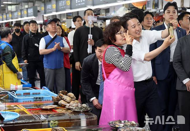 [부산=뉴시스] 하경민 기자 = 이준석 개혁신당 대통령 선거 후보가 14일 부산 중구 자갈치시장에서 상인과 셀카를 찍고 있다. 2025.05.14. yulnetphoto@newsis.com
