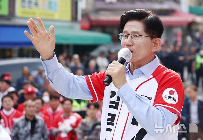 [밀양=뉴시스] 고승민 기자 = 김문수 국민의힘 대선 후보가 14일 경남 밀양 내일동 밀양관아 앞을 찾아 유세를 하고 있다. (공동취재) 2025.05.14. photo@newsis.com