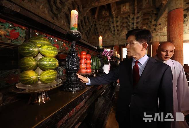 [양산=뉴시스] 고승민 기자 = 김문수 국민의힘 대선 후보가 14일 경남 양산 통도사에서 법당을 살피고 있다. 2025.05.14. kkssmm99@newsis.com