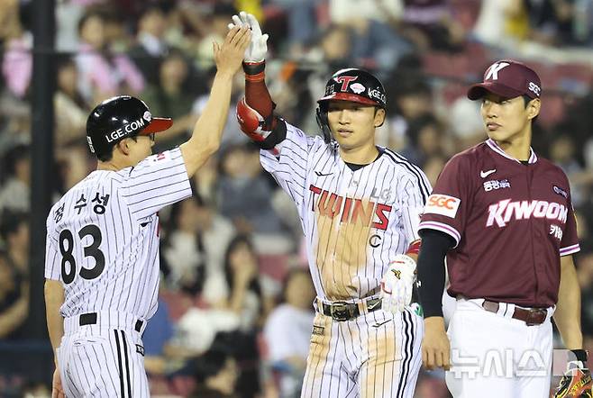 [서울=뉴시스] 조수정 기자 = 14일 서울 송파구 잠실야구장에서 열린 2025 KBO리그 LG 트윈스와 키움 히어로즈 경기, LG 박해민이 6회말 무사 1,3루 2타점 적시타를 날린 뒤 3루로 진루해 정수성 코치와 하이파이브 하고 있다. 2025.05.14. chocrystal@newsis.com
