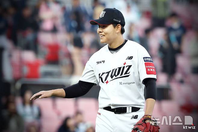 [서울=뉴시스] 프로야구 KT 위즈 소형준이 7일 수원KT위즈파크에서 열린 2025 신한 쏠뱅크 KBO리그 NC 다이노스와의 경기에 등판해 공을 던지고 있다. (사진=KT 위즈 제공) 2025.05.07.