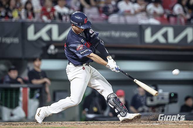 [서울=뉴시스] 프로야구 롯데 자이언츠 손호영이 14일 광주-기아 챔피언스필드에서 열린 2025 신한 쏠뱅크 KBO리그 KIA 타이거즈와의 경기에서 홈런을 치고 있다. (사진=롯데 자이언츠 제공) 2025.05.14. *재판매 및 DB 금지