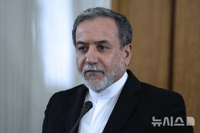 [테헤란=AP/뉴시스] 압바스 아락치 이란 외무장관이 2월12일 이란 테헤란에서 라시드 메레도프 투르크메니스탄 외무장관과 합동 기자회견을 하고 있다. 2025.04.08