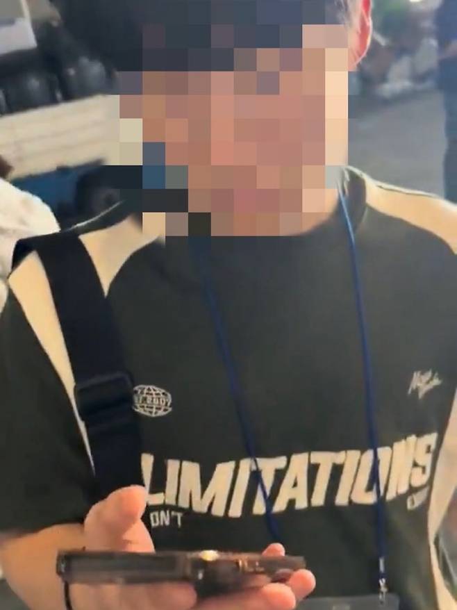 중국인 여성에게 제지당하는 A씨 [사진 출처 =웨이보]