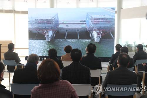2022년 낙동강하굿둑 기수생태복원 성과보고회에 하굿둑이 개방된 모습 [연합뉴스 제공]