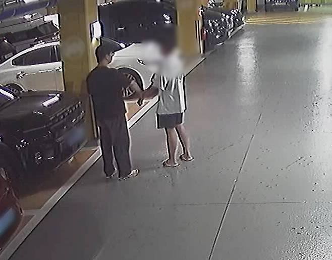 외출 중 차량 털이범 목격하고 현장에서 붙잡는 경찰관 [광주경찰청 제공]