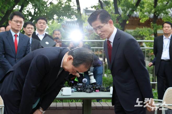 김문수 국민의힘 대통령 후보와 한덕수 무소속 대선 예비후보가 8일 서울 여의도 국회 강변서재에서 후보 단일화 관련 공개 회동을 마치고 인사하고 있다. 황진환 기자