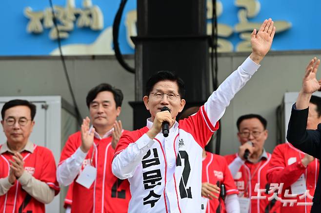 김문수 국민의힘 대선 후보가 13일 부산 중구 자갈치시장에서 유세를 하고 있다. 부산=황진환 기자