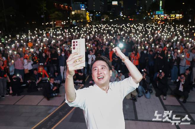 개혁신당 이준석 대선후보가 12일 서울 중구 청계광장에서 가진 서울 첫 집중유세에서 유세차에 올라 셀카를 찍고 있다. 윤창원 기자