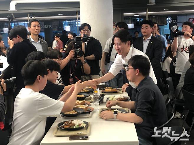 개혁신당 이준석 대선 후보가 13일 대구 북구 경북대에서 재학생들과 함께 식사하기 전 악수하며 인사를 건네고 있다. 14일 부산대를 찾아 '학식'을 먹을 예정이다. 대구=이은지 기자