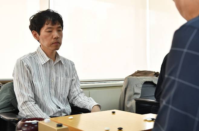 '지지옥션배 신사 대 숙녀 연승 대항전' 예선에 출전한 이창호 9단의 대국 모습. 한국기원 제공