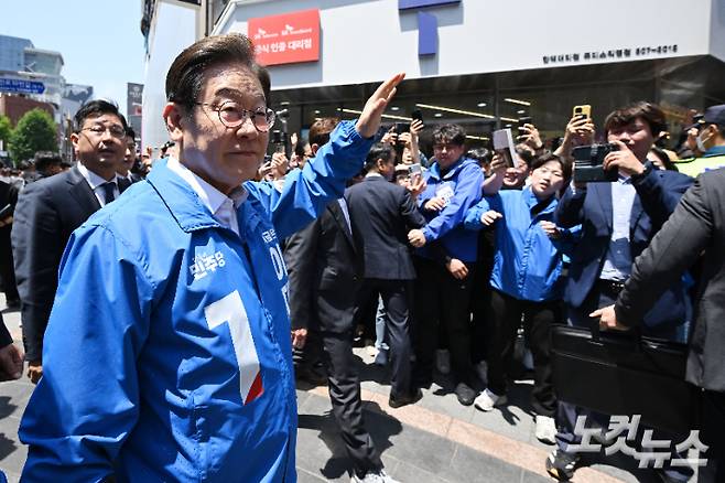 이재명 더불어민주당 대선 후보가 14일 오전 부산 서면 쥬디스태화 옆에서 열린 부산 집중유세에 참석해 산업은행 이전이 사실상 어렵다고 했다. 부산=류영주 기자