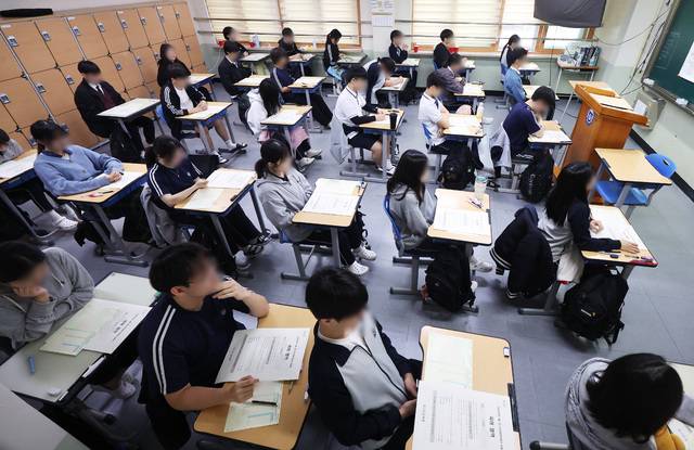 고3 전국연합학력평가가 실시된 8일 경기도 수원시 영통구 효원고등학교에서 학생들이 시험 시작을 기다리고 있다. 연합뉴스