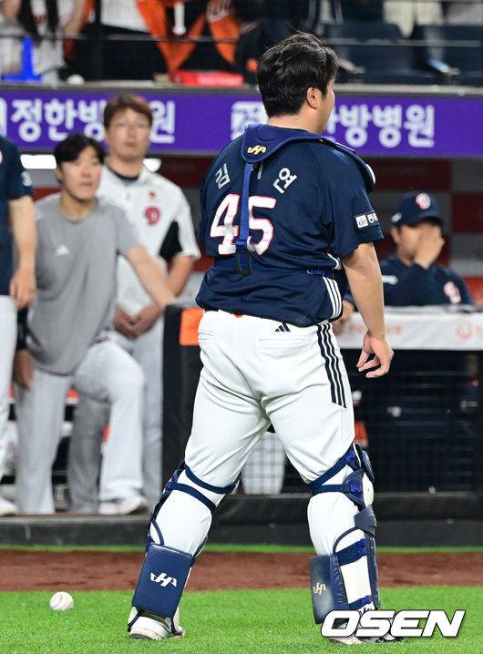 [OSEN=대전, 김성락 기자] 13일 대전 한화생명볼파크에서 ‘2025 신한 SOL Bank KBO리그’ 한화 이글스와 두산 베어스의 경기가 열렸다.이날 한화는 류현진, 두산은 최원준을 선발로 내세웠다.9회말 2사 1루 한화 최인호의 파울 때 두산 포수 김기연이 타구를 놓친 뒤 아쉬워하고 있다. 2025.05.13 / ksl0919@osen.co.kr