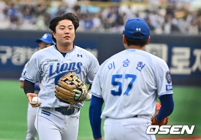 [OSEN=포항, 이석우 기자] 13일 포항야구장에서 2025 신한 SOL 뱅크 KBO 리그 삼성 라이온즈와 KT 위즈의 경기가 열렸다. 홈팀 삼성은 이승현이 선발로 출전하고, 방문팀 KT는 헤이수스가 선발로 출전했다.삼성 라이온즈 류지혁이 1회초 2사 1,3루 KT 위즈 장성우의 타구를 잡아내고 이승현의 감사 인사를 받고 있다. 2025.05.13 / foto0307@osen.co.kr