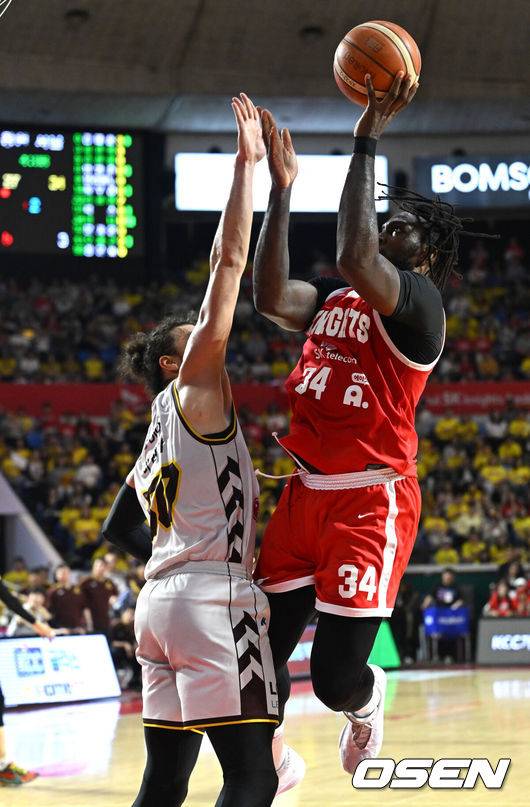 [OSEN=잠실, 이대선 기자] 13일 오후 서울 잠실학생체육관에서 2024-2025 KBL 챔피언결정전 5차전 서울 SK와 창원 LG의 경기가 열렸다.LG는 1~3차전 승리 후 4차전 패배로 우승 확정 기회 놓쳤지만, 100% 우승 확률 유지하고 있다. SK는 4차전을 승리하며 사상 첫 역스윕 우승에 도전한다.2쿼터 SK 워니가 슛을 시도하고 있다. 2025.05.13 /sunday@osen.co.kr