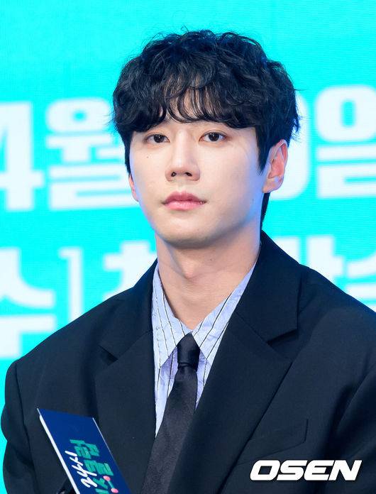 [OSEN=이대선 기자] 29일 오후 서울 구로구 더세인트에서 KBS 2TV 새 수목드라마 ‘24시 헬스클럽’ 제작발표회가 열렸다.‘24시 헬스클럽’은 근성이 넘치는 헬치광이 관장 도현중이 근심이 과다한 헬린이 회원들의 인생을 파격 교정하며 펼쳐지는 두근두근 근(筋)성장 코맨스(코믹 로맨스)다.배우 이준영이 취재진의 질문을 듣고 있다. 2025.04.29 /sunday@osen.co.kr