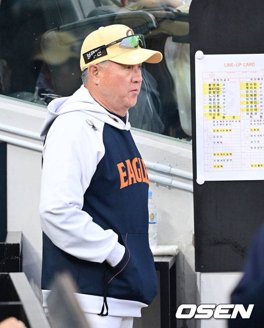 [OSEN=대전, 김성락 기자] 13일 대전 한화생명볼파크에서 ‘2025 신한 SOL Bank KBO리그’ 한화 이글스와 두산 베어스의 경기가 열렸다.이날 한화는 류현진, 두산은 최원준을 선발로 내세웠다.3회초 종료 후 한화 김경문 감독이 생각에 잠겨 있다. 2025.05.13 / ksl0919@osen.co.kr