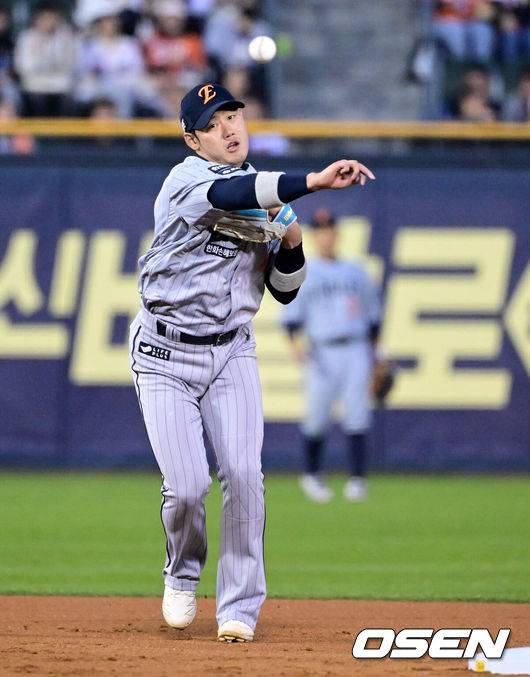 [OSEN=잠실, 지형준 기자] 10일 오후 서울 잠실야구장에서 2025 신한 SOL Bank KBO리그 두산 베어스와 한화 이글스의 경기가 열렸다.이날 두산은 잭로그, 한화는 와이스를 선발로 내세웠다.3회말 무사에서 한화 하주석이 두산 박계범의 유격수 땅볼 타구를 처리하고 있다. 2025.04.10 / jpnews@osen.co.kr