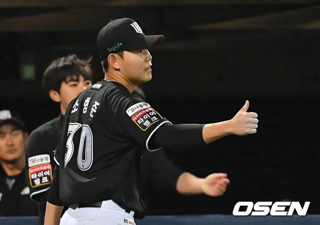 [OSEN=포항, 이석우 기자] 14일 포항야구장에서 2025 신한 SOL 뱅크 KBO 리그 삼성 라이온즈와 KT 위즈의 경기가 열렸다. 홈팀 삼성은 원태인이, 방문팀 KT는 소형준이 선발로 출전했다.KT 위즈 소형준이 6회말 2사 1, 2루 삼성 라이온즈 박병호를 우익수 플라이로 잡고 엄지척을 하고 있다. 2025.05.14 / foto0307@osen.co.kr