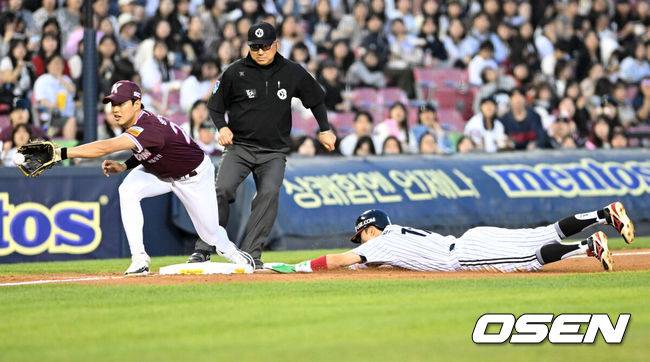 [OSEN=잠실, 이대선 기자] 14일 오후 서울 잠실야구장에서 2025 신한 SOL Bank KBO리그 LG 트윈스와 키움 히어로즈의 경기가 열렸다.LG는 송승기, 키움은 로젠버그를 선발 투수로 내세웠다.3회말 무사 2루에서 LG 박해민이 3루 도루에 성공하고 있다. 2025.05.14 /sunday@osen.co.kr