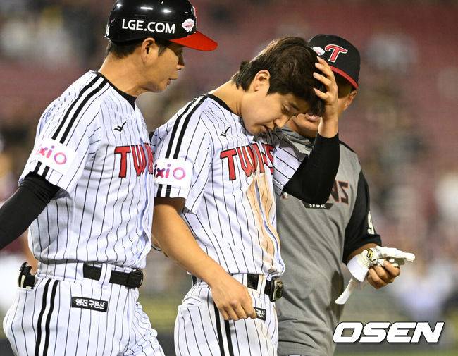 [OSEN=잠실, 이대선 기자] 14일 오후 서울 잠실야구장에서 2025 신한 SOL Bank KBO리그 LG 트윈스와 키움 히어로즈의 경기가 열렸다.LG는 송승기, 키움은 로젠버그를 선발 투수로 내세웠다.6회말 무사 3루에서 LG 구본혁이 키움 윤현 투구에 머리를 맞고 출루하고 있다. 2025.05.14 /sunday@osen.co.kr