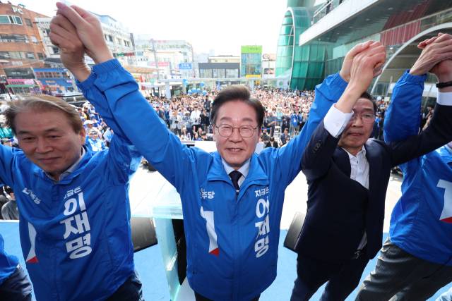 ▲더불어민주당 이재명 대선 후보가 '보수의 텃밭'으로 불리는 대구·경북(TK) 지역 유세에 나선 13일 경북 구미시 구미역광장에서 시민들에게 인사하고 있다. ⓒ연합뉴스