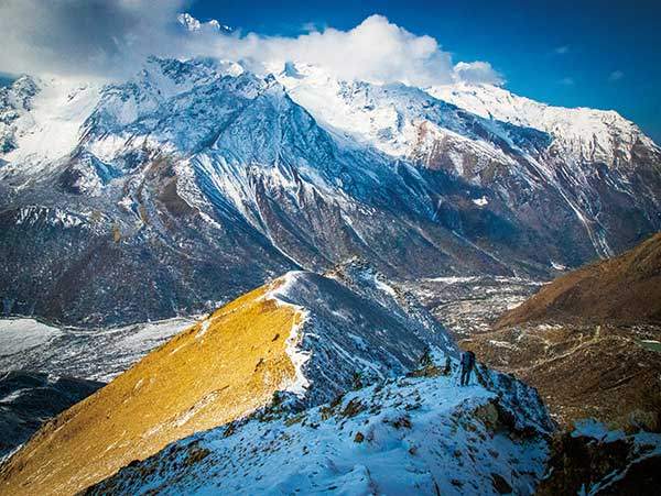 컁진리 등산 중 바라본 풍경. 한예진씨가 선 능선 뒤편 끝에 로워 컁진리가 있다.