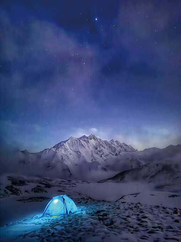 얄라피크 베이스캠프의 새벽. 피크 등반을 위해 밖으로 나오자 틸만 패스Tilman Pass로 유명한 강쳄포Gangchempo산군 위로 수많은 별이 떠있었다.