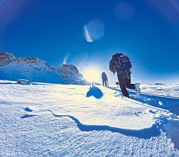 이른 새벽 눈보라가 치면서 사라진 길을 내며 걷고 있는 팀원들.