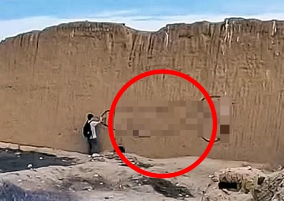 13일(현지시간) 영국 BBC방송 등 외신에 따르면 유네스코 세계문화유산인 ‘찬찬’(Chan Chan) 고고 유적지에서는 최근 정체불명의 관광객이 성벽에 거대 남성 생식기를 그려 넣는 사건이 발생했다.