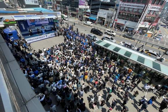 대표적 험지 TK 민심 공략 나선 이재명 후보 - 더불어민주당의 대표적 험지인 대구·경북(TK) 지역 유세가 시작된 13일 경북 구미시 구미역광장에서 시민들이 이재명 대선 후보의 연설을 듣고 있다. 2025.5.13 연합뉴스