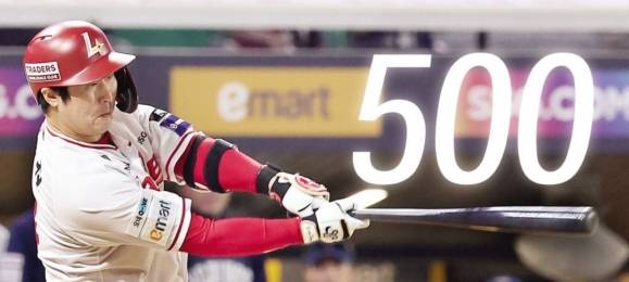 프로야구 SSG 랜더스의 최정이 13일 인천SSG 랜더스필드에서 열린 NC 다이노스와의 경기 6회말 2사 1루 상황에서 개인 통산 500홈런을 날리고 있다. 2028년까지 SSG와 계약한 최정은 장타력과 기량을 계속해서 유지하면 ‘600홈런 시대’도 활짝 열 수 있을 것으로 보인다.  뉴스1