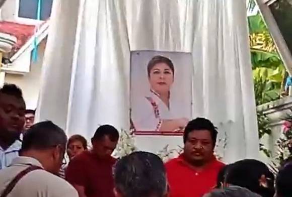 11일(현지시간) 멕시코 동부의 베라크루스주에서 텍시스테펙시 시장 선거에 출마한 집권당 국가재생운동(MORENA·모레나) 소속 예세니아 라라 구티에레스 후보가 거리 유세 중 무장 괴한들의 총에 맞아 숨진 뒤, 그의 자택에 집결한 지지자들이 애도를 표하고 있다. 2025.5.11 페이스북