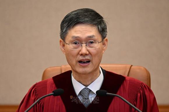 윤석열 대통령 탄핵심판 선고 - 문형배 헌법재판소장 직무대행이 4일 오전 서울 종로구 헌법재판소 대심판정에서 윤석열 대통령 탄핵심판 인용 결정문을 낭독하고 있다. 2025.4.4 사진공동취재단