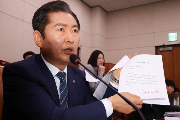 정청래 더불어민주당 의원이 14일 국회에서 열린 법원조직법·공직선거법·헌법재판소 등을 심사하는 법제사법위원회 전체회의에서 대법관들의 불출석 사유서를 보여주고 있다. 2025.5.14 연합뉴스