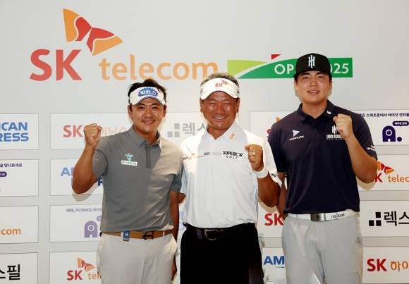 최경주(가운데)와 박상현(왼쪽), 장유빈(오른쪽)이 14일 제주 서귀포 핀크스 골프클럽에서 열린 KPGA SK텔레콤 오픈 2025(총상금 13억원) 기자회견에서 포즈를 취하고 있다. KPGA 제공